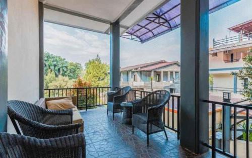 Balkon/teras, Hotel O Bogor Puncak Near Padang Golf Bukit Pelangi Formerly Gunung Geulis Village in Megamendung