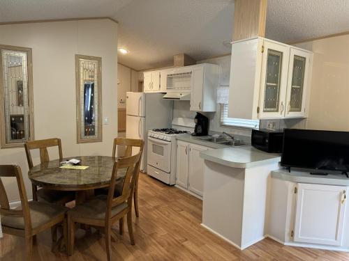 2BR Retreat with Mountain Views in Pigeon Forge, USA