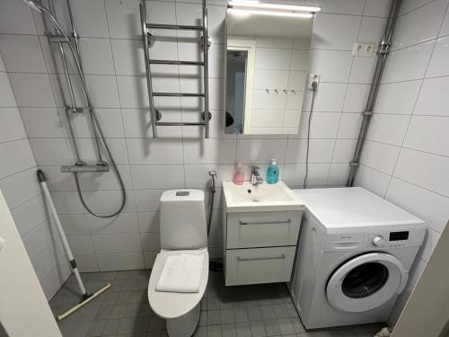 Shower, Kotimaailma Helsinki - tilava yksio in Kurkimäki