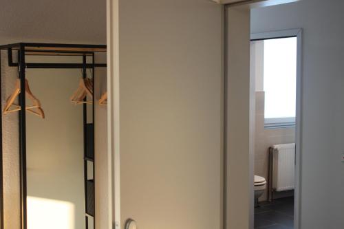 R B Apartment Hamburg Duo - perfekt für Monteure - Küchenzeile - Smart TV - Bad mit Toilette und Dusche auf dem Flur gegenüber des Zimmers zur Alleinnutzung, Hamburk (fotografie 4)