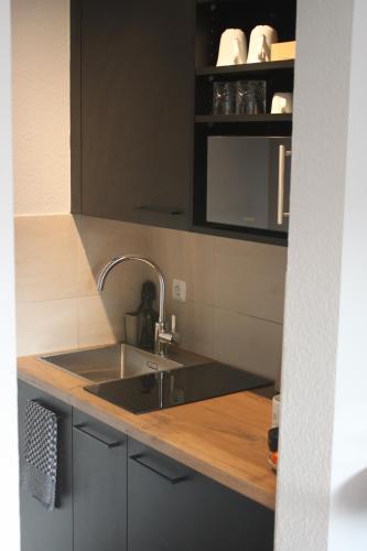 R B Apartment Hamburg Duo - perfekt für Monteure - Küchenzeile - Smart TV - Bad mit Toilette und Dusche auf dem Flur gegenüber des Zimmers zur Alleinnutzung, Hamburk (fotografie 5)