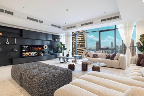 Luxe 6BR Penthouse with Burj View & Private Cinema, Dubái
