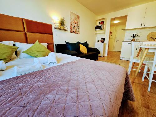 LIVE-INN PRAGUE 1 BDR CITY VIEW SUITE FOR 1-4 GUESTS, 20 Mins to center, Lift, Gym, Reception, Parking, Roof Terrace, Game & Party, Praha