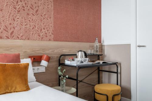 Twin Room with Balcony image 10