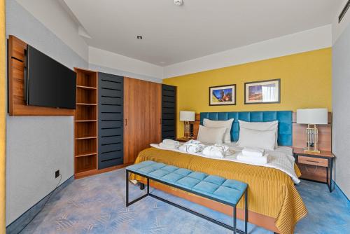 1 king bed, 1 sofa bed