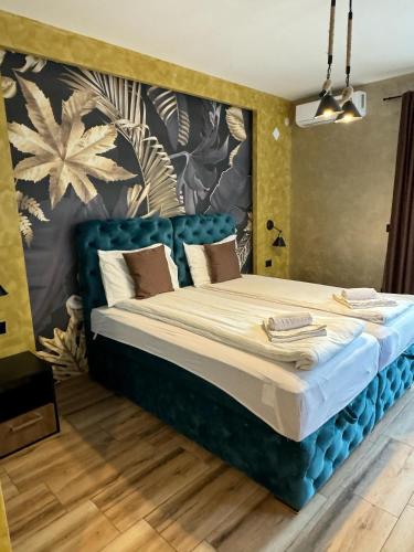 1 queen bed, 2 twin beds