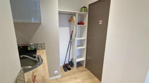 Fürdőszoba, Appartement Tout Confort Clim, Lit Queen Size in Soultz-Haut-Rhin