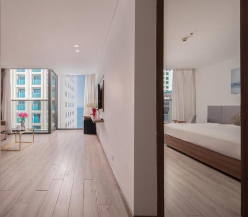 Queen Suite with Sea View image 10
