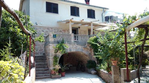  Apartment Pink Mimosa in Malinska