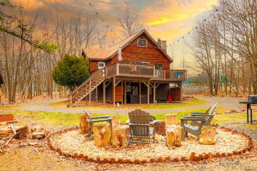 Rustic Poconos Winding Way Chalet in Albrightsville, USA