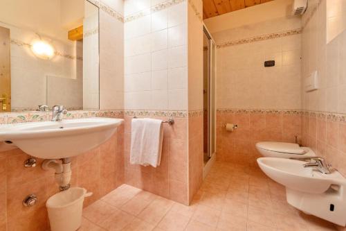 Triple Room with Balcony image 10