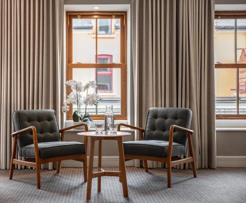 נוף חוץ, Coachmans Townhouse Hotel in קנמרה