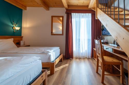 Quadruple Room with Balcony image 10