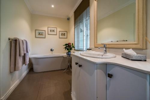 Premium Double Room image 10