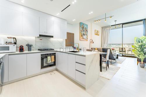 Skyline and Community Views 1BR with Private Balcony Near Community Park, Binghatti Amber, Jumeirah Village Circle by Deluxe Holiday Homes, Dubai (Foto 6)