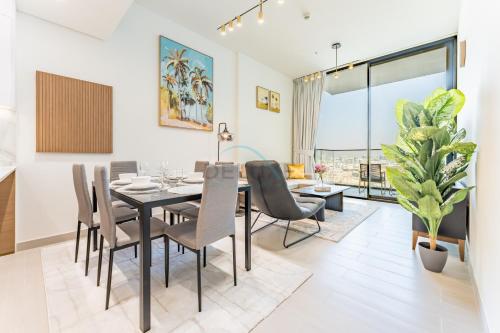 Skyline and Community Views 1BR with Private Balcony Near Community Park, Binghatti Amber, Jumeirah Village Circle by Deluxe Holiday Homes, Dubaj