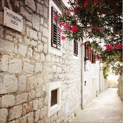 Skats, D HOUSE authentic Zlarin house, relaxing courtyard and terrace in Zlarin