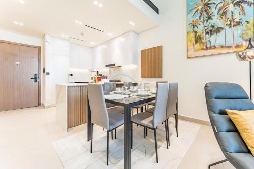 Skyline and Community Views 1BR with Private Balcony Near Community Park, Binghatti Amber, Jumeirah Village Circle by Deluxe Holiday Homes, Dubai (Foto 9)