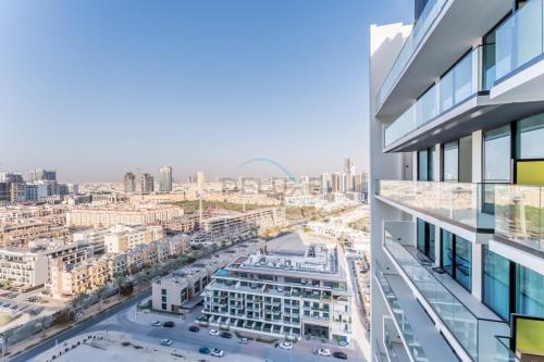 Skyline and Community Views 1BR with Private Balcony Near Community Park, Binghatti Amber, Jumeirah Village Circle by Deluxe Holiday Homes, Dubai (Foto 5)