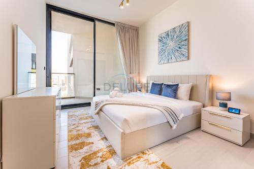 Skyline and Community Views 1BR with Private Balcony Near Community Park, Binghatti Amber, Jumeirah Village Circle by Deluxe Holiday Homes, Dubai (Foto 4)