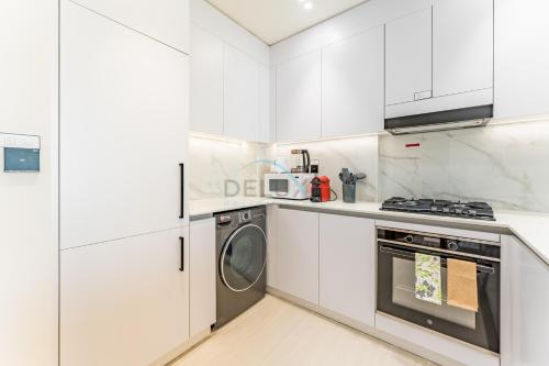 Skyline and Community Views 1BR with Private Balcony Near Community Park, Binghatti Amber, Jumeirah Village Circle by Deluxe Holiday Homes, Dubai (Foto 7)