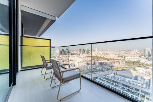 Skyline and Community Views 1BR with Private Balcony Near Community Park, Binghatti Amber, Jumeirah Village Circle by Deluxe Holiday Homes, Dubai (Foto 3)