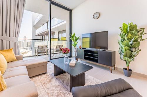 Skyline and Community Views 1BR with Private Balcony Near Community Park, Binghatti Amber, Jumeirah Village Circle by Deluxe Holiday Homes, Dubai (Foto 10)
