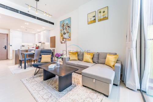 Skyline and Community Views 1BR with Private Balcony Near Community Park, Binghatti Amber, Jumeirah Village Circle by Deluxe Holiday Homes, Dubai (Foto 2)