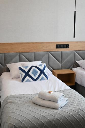 2 twin beds