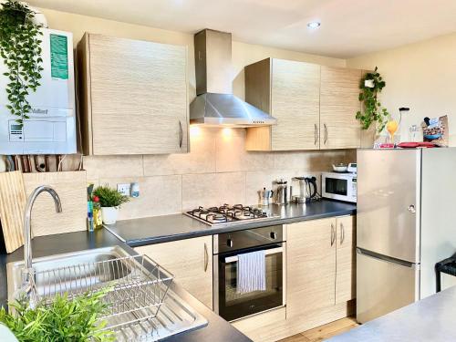 London's Central East End 2 Bedroom City Apartments 5