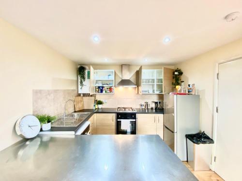 London's Central East End 2 Bedroom City Apartments 4