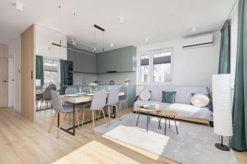 Nowoczesny Rodzinny Apartament z Klimatyzacją i Parkingiem w Krakowie by Renters Prestige