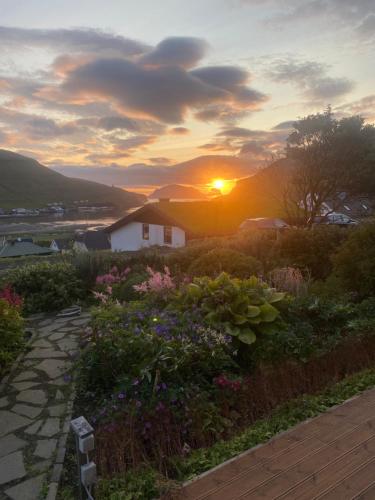 Omgivelser, Cosy house with stunning view in Sørvágur