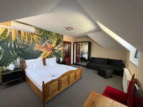 1 queen bed, 1 sofa bed
