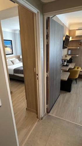 1 queen bed, 2 twin beds