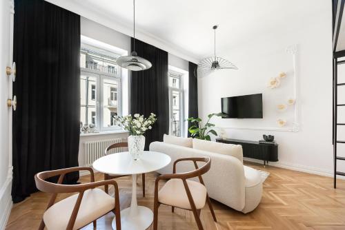 Wilcza Apartment with Mezzanine by BookingHost, Varsovie
