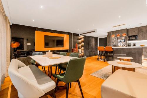 Upscale 3BR Apt w balcony, 3min railway station