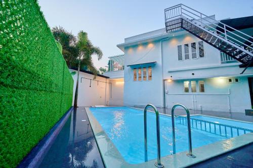 สระว่ายน้ำ, Cool Nest Munnar by VOYE HOMES in กันนัน เทวัญ ฮิลล์