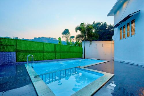 สระว่ายน้ำ, Cool Nest Munnar by VOYE HOMES in กันนัน เทวัญ ฮิลล์