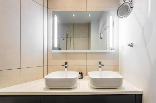Charming & Comfy 2BD Apartment in Acropolis Area by UPSTREET - image 4