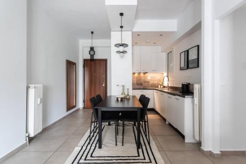 Charming & Comfy 2BD Apartment in Acropolis Area by UPSTREET - image 5