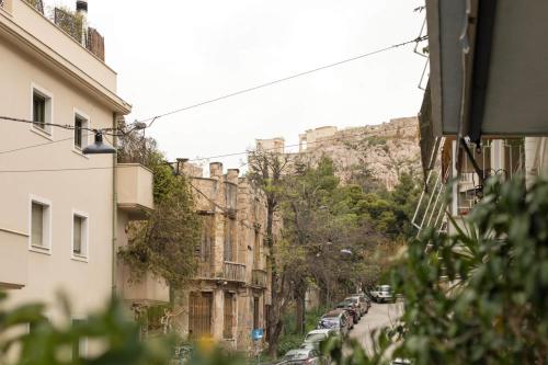 Charming & Comfy 2BD Apartment in Acropolis Area by UPSTREET - image 6