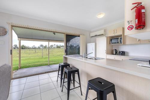 virtuve, 2 Bedrooms villa Countryside Retreat in Willowbank