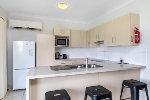 virtuve, 2 Bedrooms villa Countryside Retreat in Willowbank