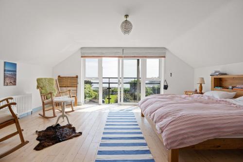 Istaba viesiem, Large Stunning Sea View Coastal Townhouse in Killough