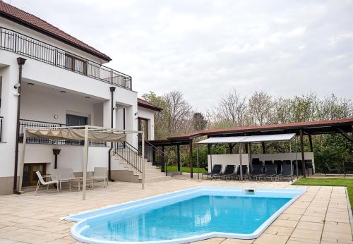 Private Villa with 5BD, Pool & Stunning Sea Views by Flat Mаnаger