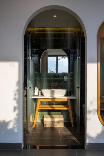 Deluxe Double or Twin Room with City View image 6