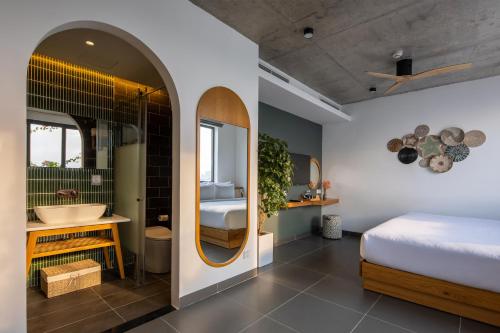 Deluxe Double or Twin Room with City View image 9