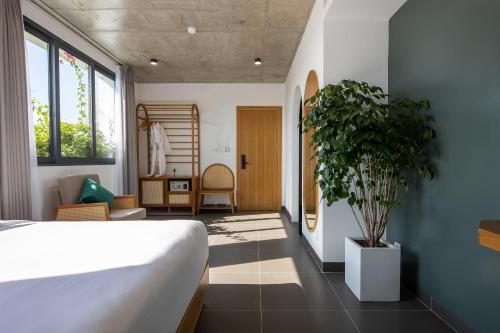 Deluxe Double or Twin Room with City View image 5