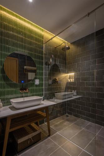Deluxe Double or Twin Room with City View image 4